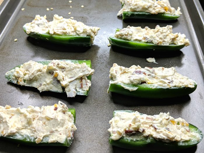 kylling fyldt jalapeno poppers før bagning 