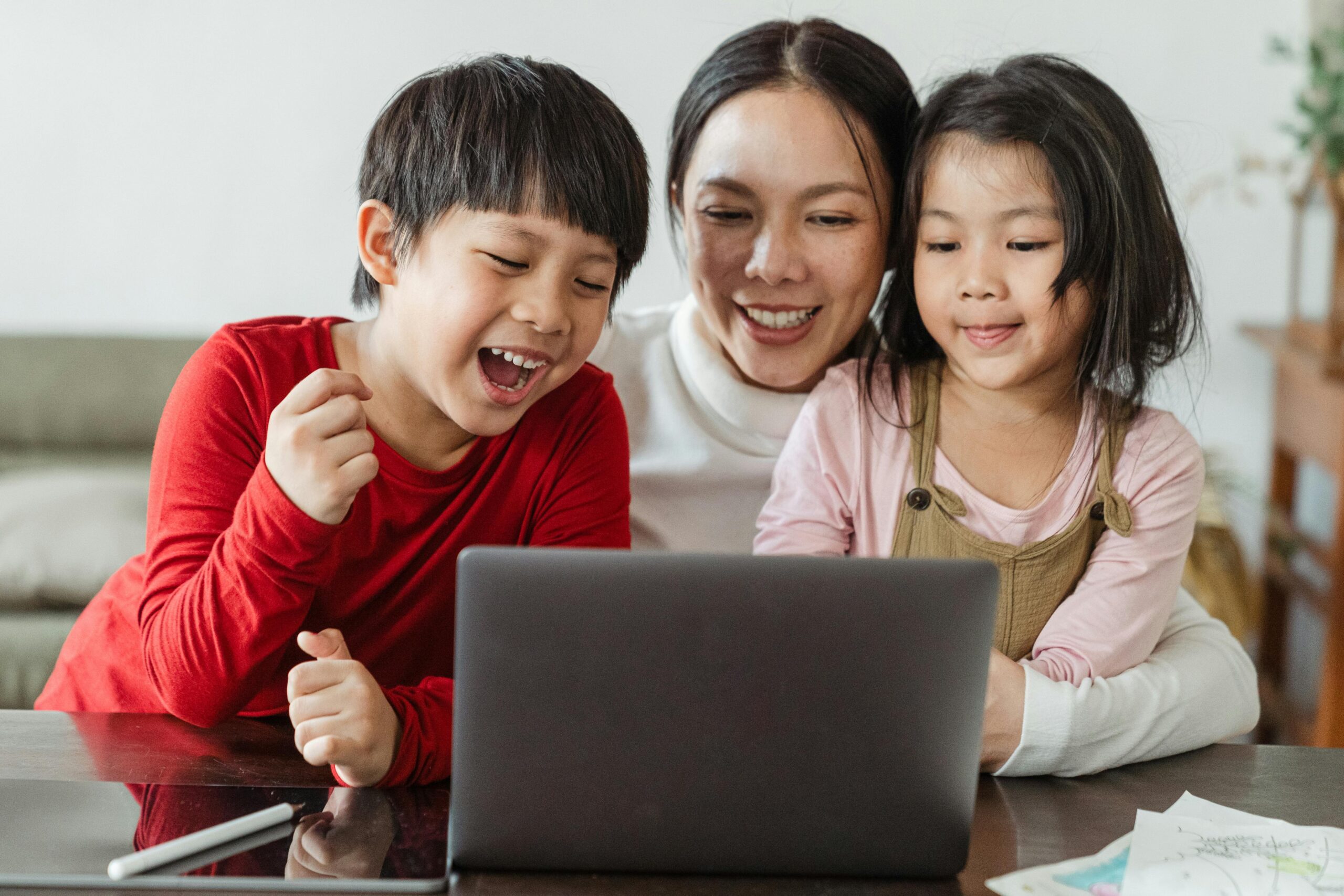 10 Main Reasons to Have Parental Control on Children’s Gadgets